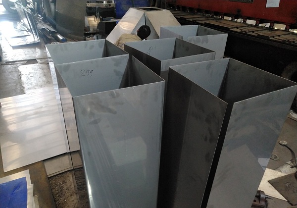 gia-cong-chan-hop-inox